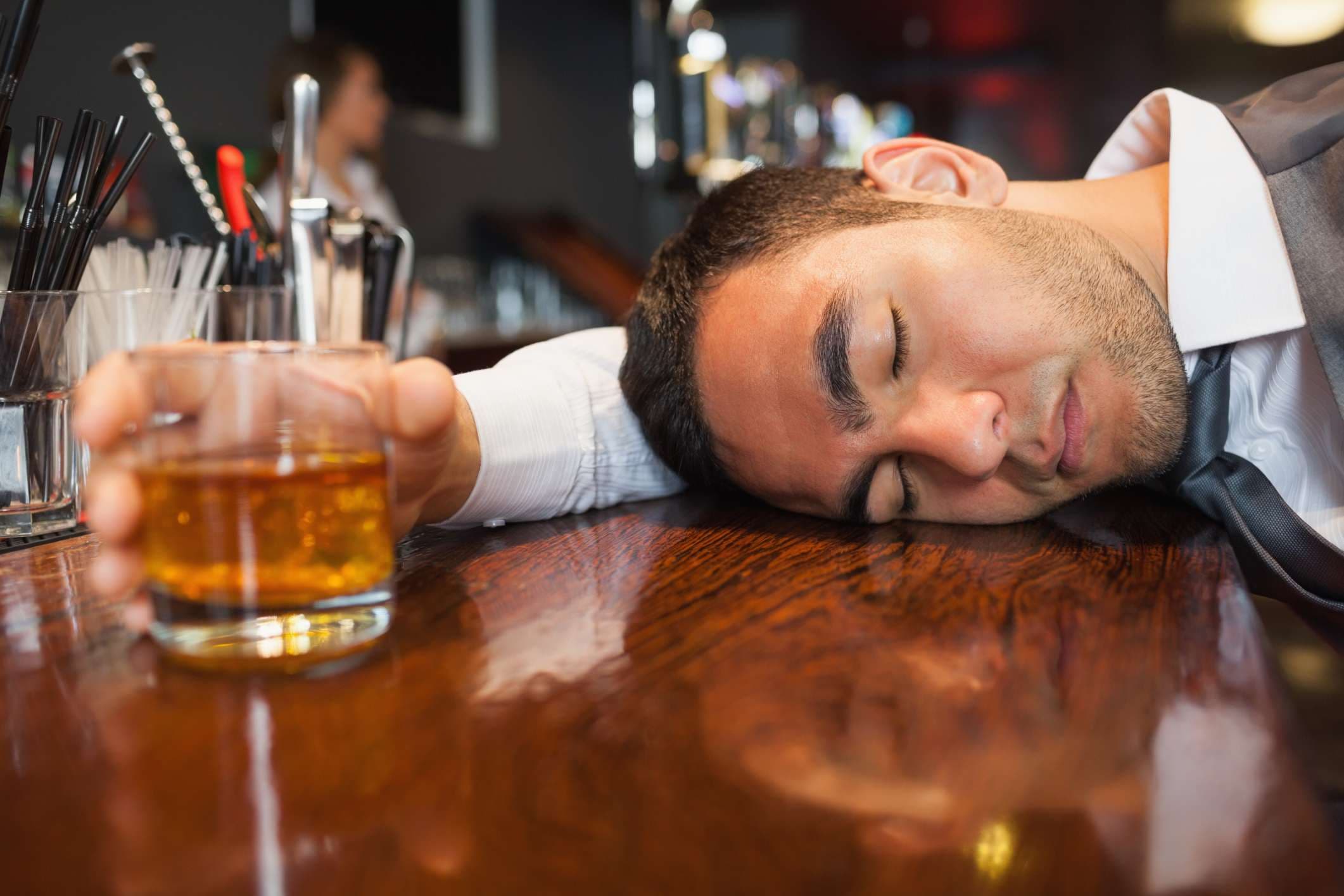 Kështu bëhet njeriu i varur nga alkooli