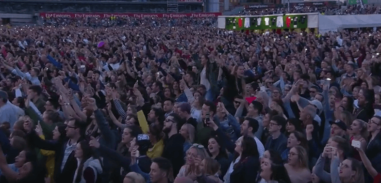Coldplay me performancë emocionale në Mançester (VIDEO)