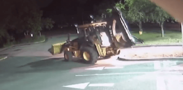 Këtë ide pati ky kriminel se si ta thyejë bankomatin (VIDEO)
