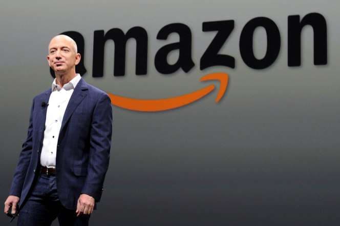 Bezos pesë miliardë larg të qenit më i pasuri i botës
