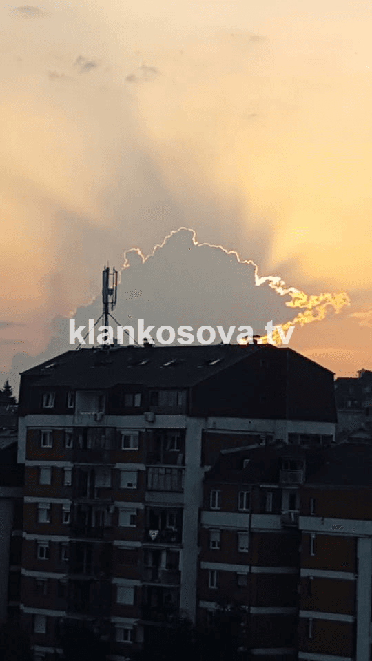 Interesante, në qiell shfaqet harta e Kosovës (FOTO)