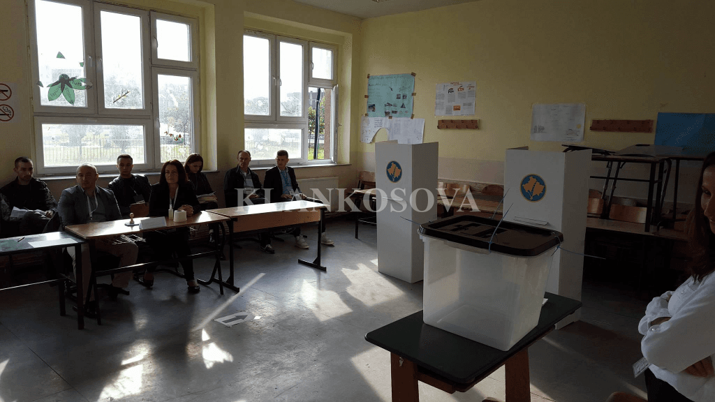 Kështu po shkon procesi i votimit në Drenas (VIDEO)