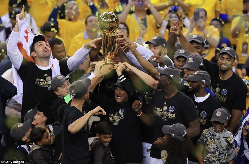Warriors sërish mbretërojnë në NBA