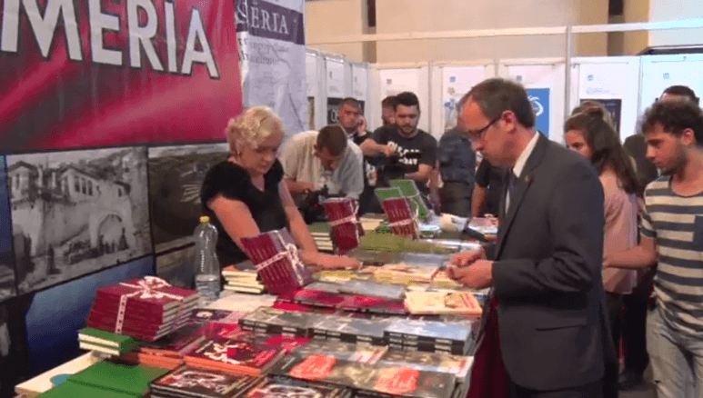 Hoti viziton Panairin e Librit, bën thirrje të lexohet krahas teknologjisë
