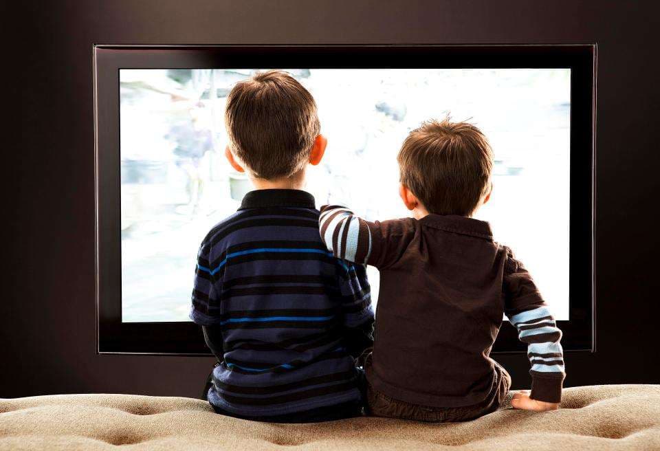 TV në dhomën e gjumit rrit obezitetin tek fëmijët