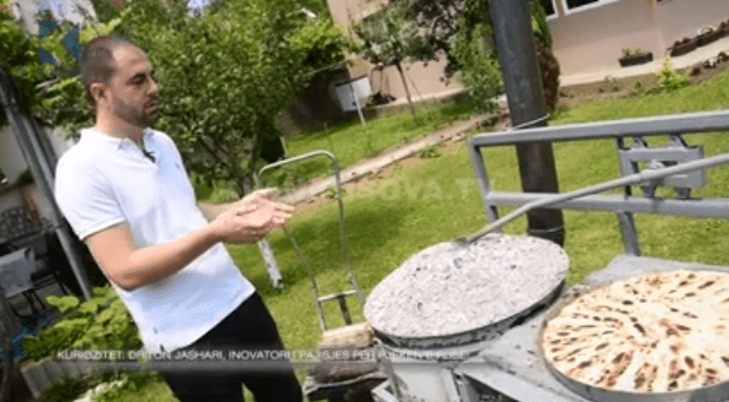 Pajisja e re që lehtëson pjekjen e flisë tradicionale (VIDEO)