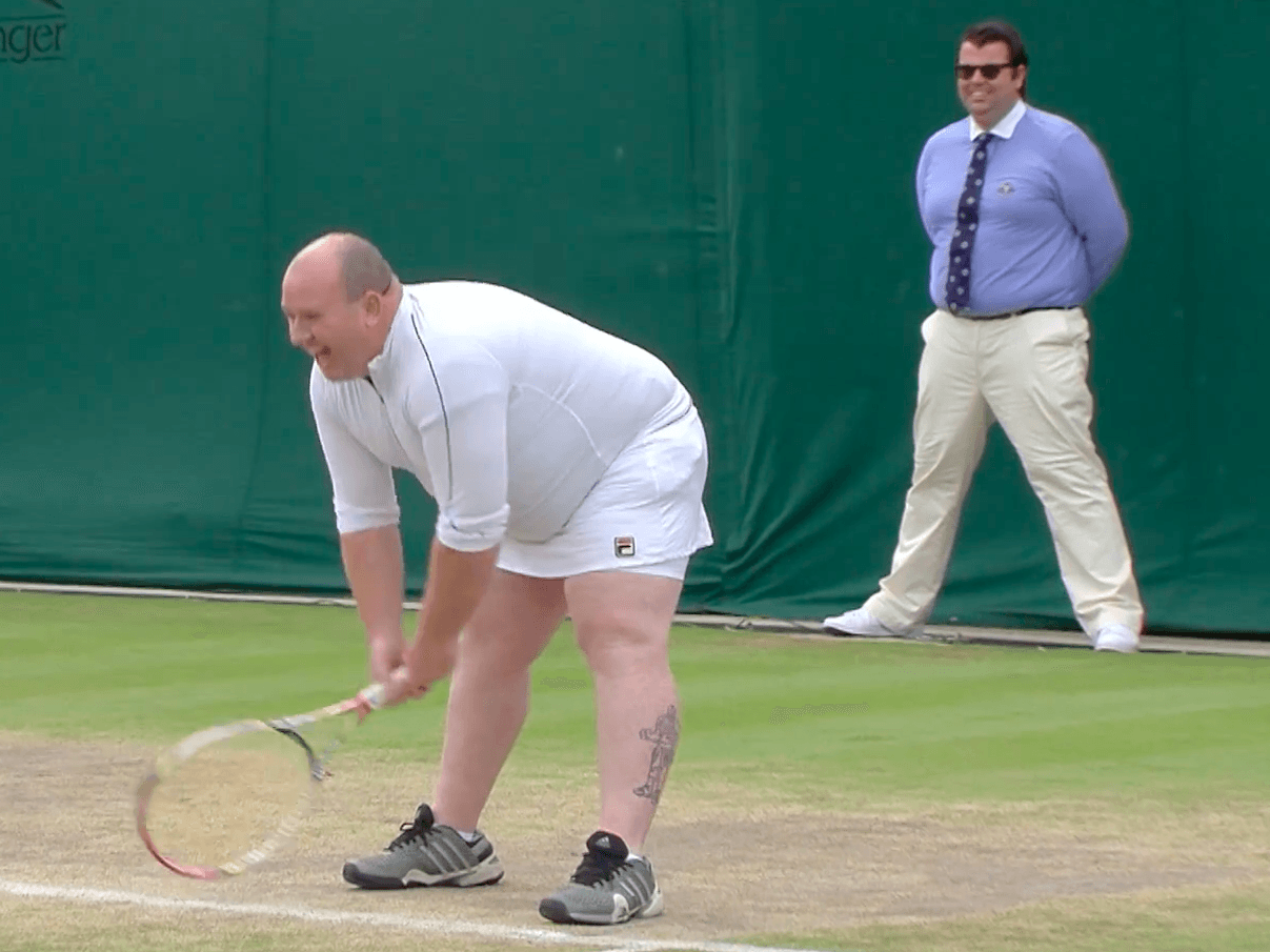 Wimbledon: Shikuesi i bezdisshëm ftohet të futet në fushë dhe të luajë (VIDEO)