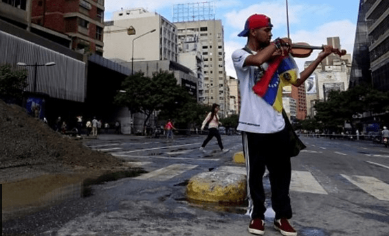 Violinisti venezuelas lëndohet rëndë në protestat e dhunshme (VIDEO)