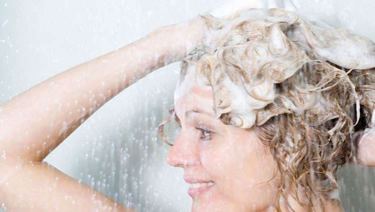 Çfarë po përdorin yjet në vend të shamponit të flokëve?