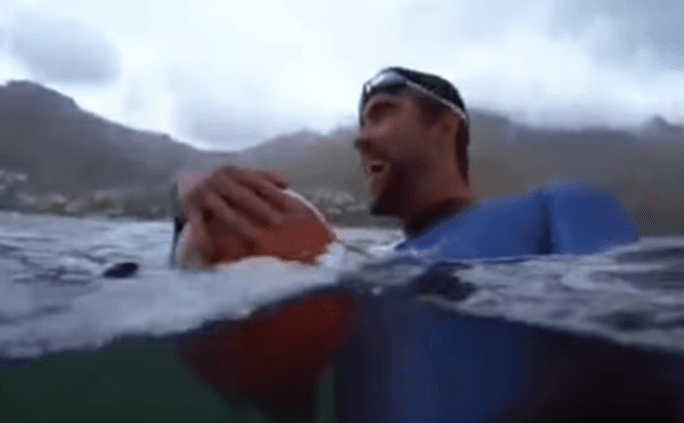 Zhgënjehen fansat, legjenda olimpike dështon të garojë me peshkaqenin e bardhë (VIDEO)