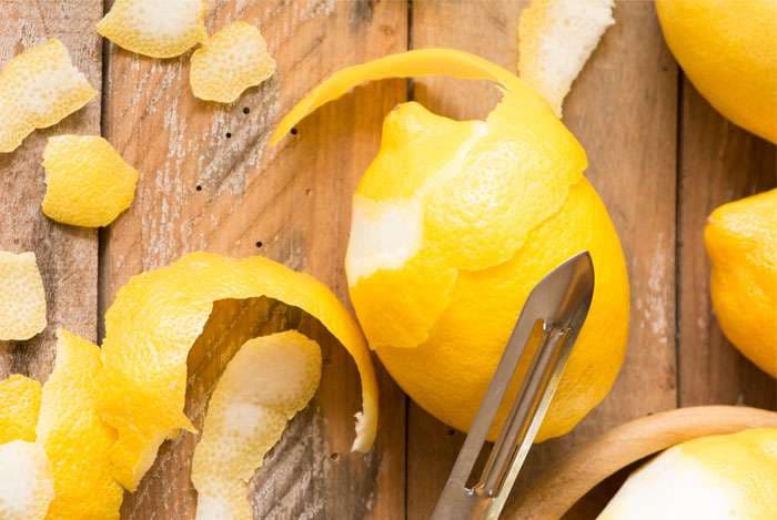 Largoni dhimbjet e nyjeve me lëvore të limonit
