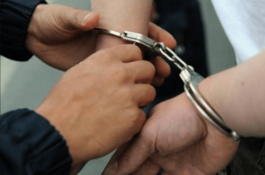 Policia arreston dy të mitur në Prishtinë, iu gjet një armë me gaz