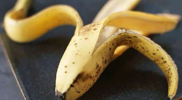 Maskë me lëkurën e bananes për fytyrë të thatë dhe me akne