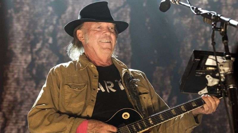 ''Hitchhiker'' rikthen këngët e Neil Young (VIDEO)