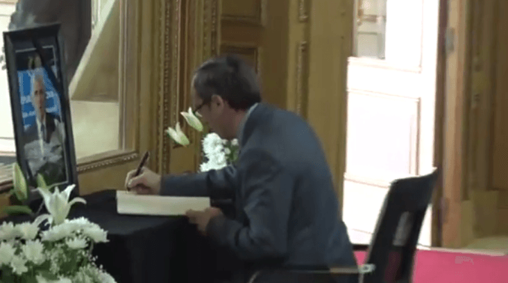 Hoti bën homazhe para arkivolit të Rexhepit