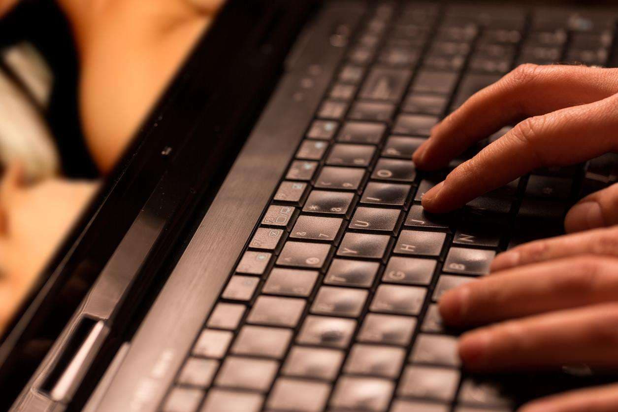 Fshin 18 terabajt pornografi që t’i japë fund varësisë së tij