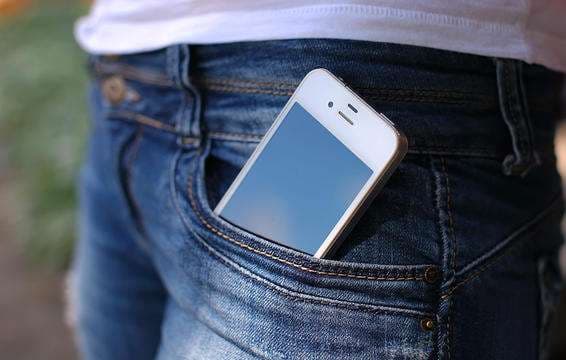 Bartja e telefonave të mençur në xhep ju dëmton spermën