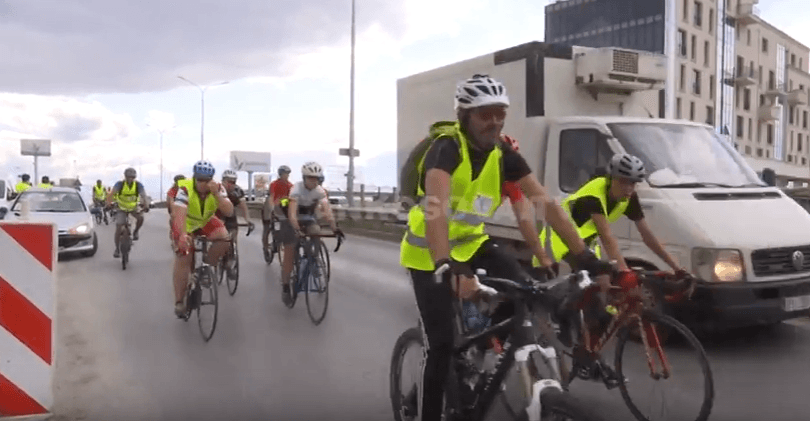 Çiklistët kalojnë 70 kilometra për bamirësi (VIDEO)