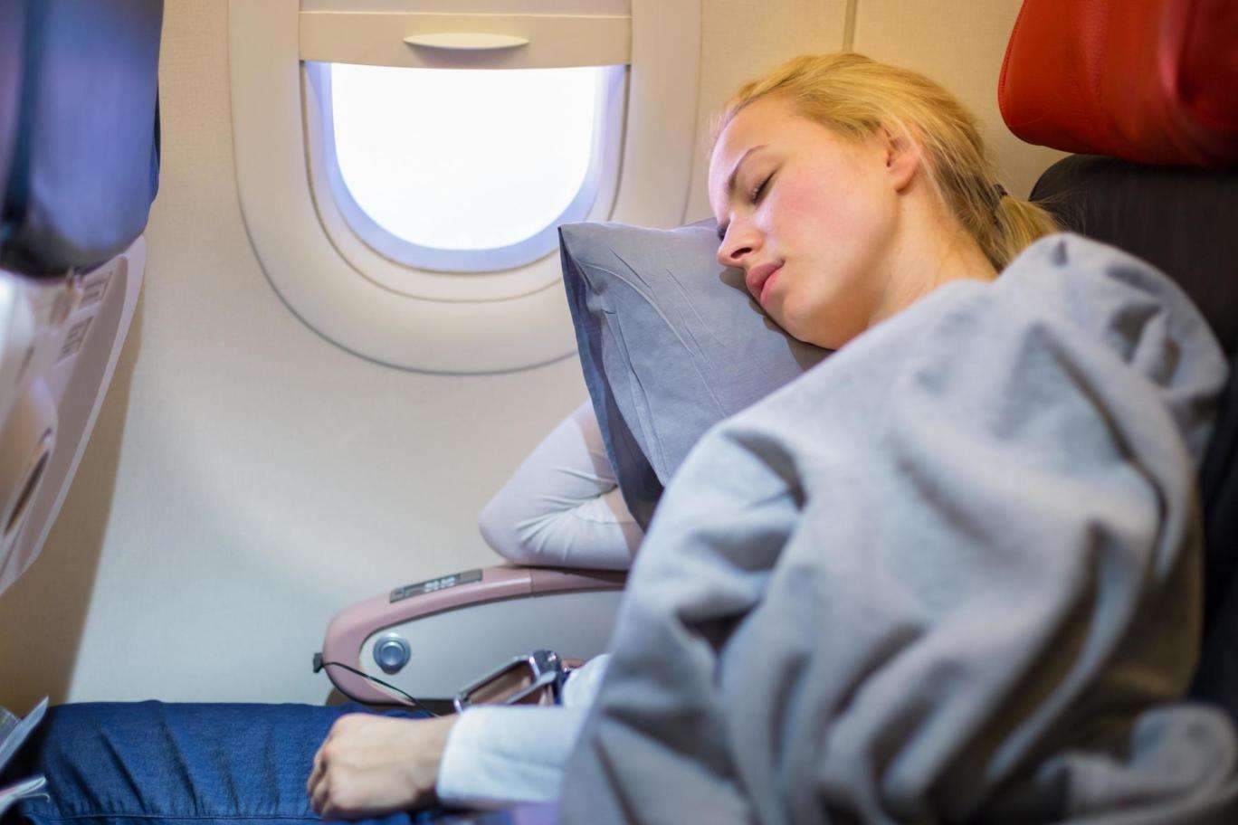 Pse nuk duhet të flini në aeroplan?