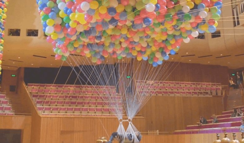 Nëntë orë në ajër me ndihmën e balonave (VIDEO)