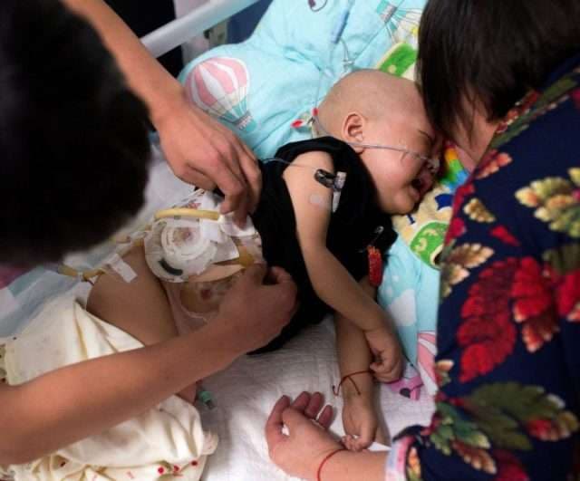 E dhimbshme: Nëna braktis vogëlushin pasi u diagnostikua me kancer