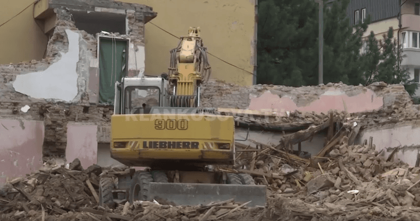 Në Pejë rrënohet shkolla e vjetër e arteve (VIDEO)