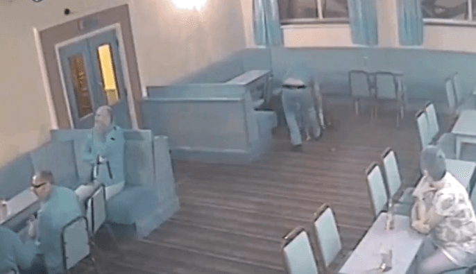 Rrah të dashurën me shqelma, i vdes fëmija në bark (VIDEO)