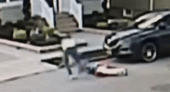Momenti kur një person sulmon dhe grabit një grua (VIDEO)