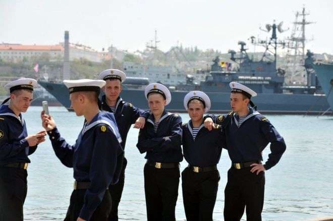 Ushtarët rusë nuk lejohen të postojnë "selfie" e shkrime