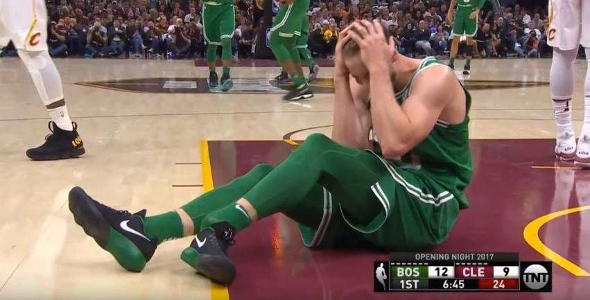 Gordon Hayward, thyen këmbën në ndeshjen e parë sezonale në NBA (Pamje të rënda)