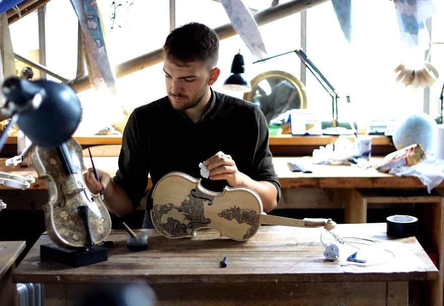 Tri javë për të pikturuar një violinë (FOTO)
