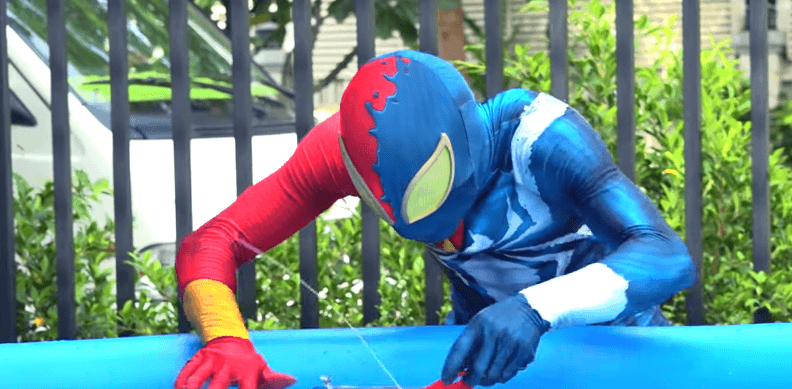 Mësoni ngjyrat me Spiderman-in (VIDEO)
