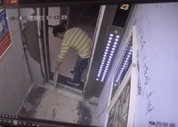 Tentoi ta mbante ashensorin, por ja çfarë i ndodhi (VIDEO)