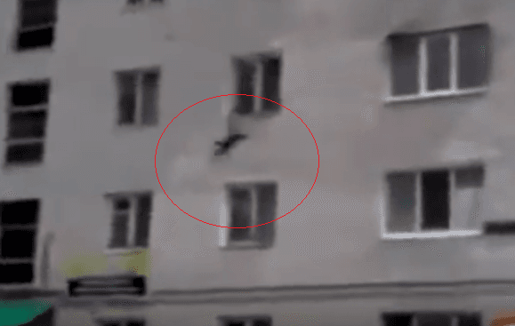 Nëna ruse hedh fëmijët nga kati i katërt për t'i shpëtuar nga zjarri (VIDEO)