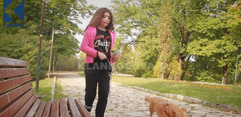 Ema Deva, strehuesja më e re e qenve endacak (VIDEO)