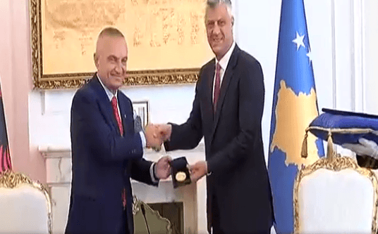 Thaçi dekoron Metën me “Urdhrin e pavarësisë”
