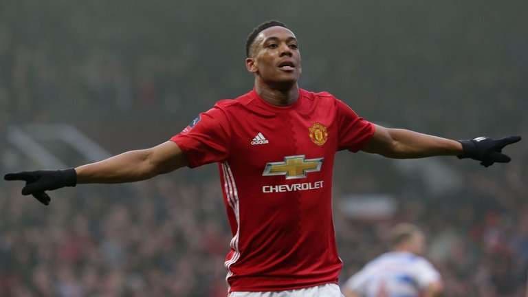 Rooney parlajmëron Mourinho: Mos e shit Martial