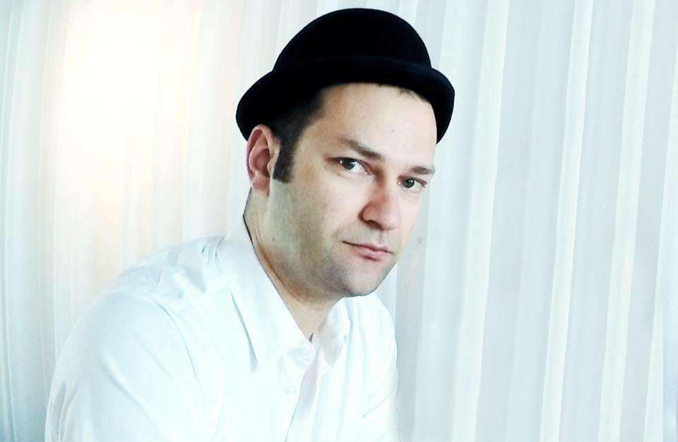 Artisti Alban Nimani largohet nga UP, akuzon Mehmet Behlulin për sulm fizik