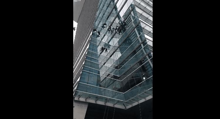 Kështu pastrohen dritaret në Bangkok (VIDEO)