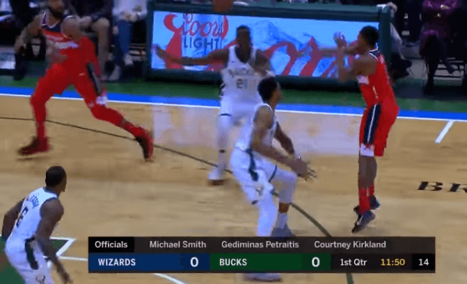 Howard ai i vjetri, udhëheq Hornets drejt fitores (VIDEO)