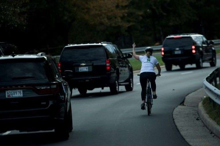 Çiklistja që i tregoi Presidentit Trump gishtin e mesëm, vërshohet me para