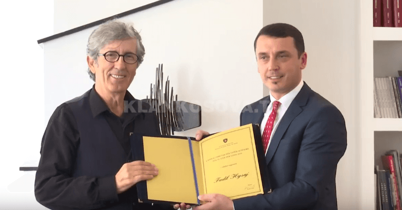 Hysaj nderohet me çmim për Vepër Jetësore (VIDEO)