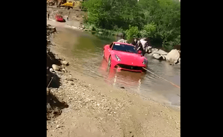 Argjentinë: Ferrari i 800 mijë eurove ngec në baltë (VIDEO)