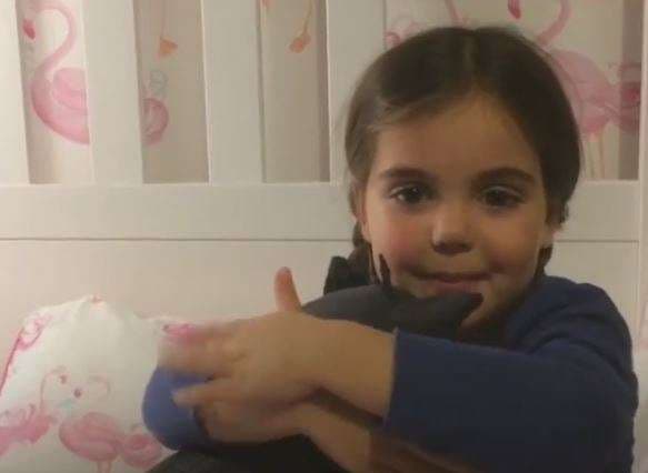 Mahnitëse - katërvjeçarja ndihmon të pastrehët! (VIDEO)