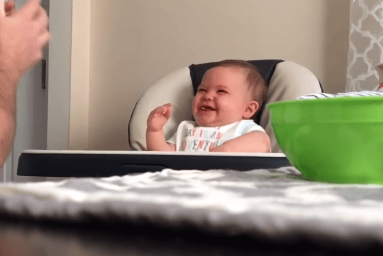 Kjo foshnje do t’ju bëjë të qeshni me lot (VIDEO)