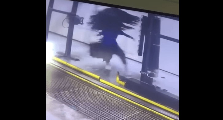 Fshesa e autolarjes rrotullon punëtorin (VIDEO)