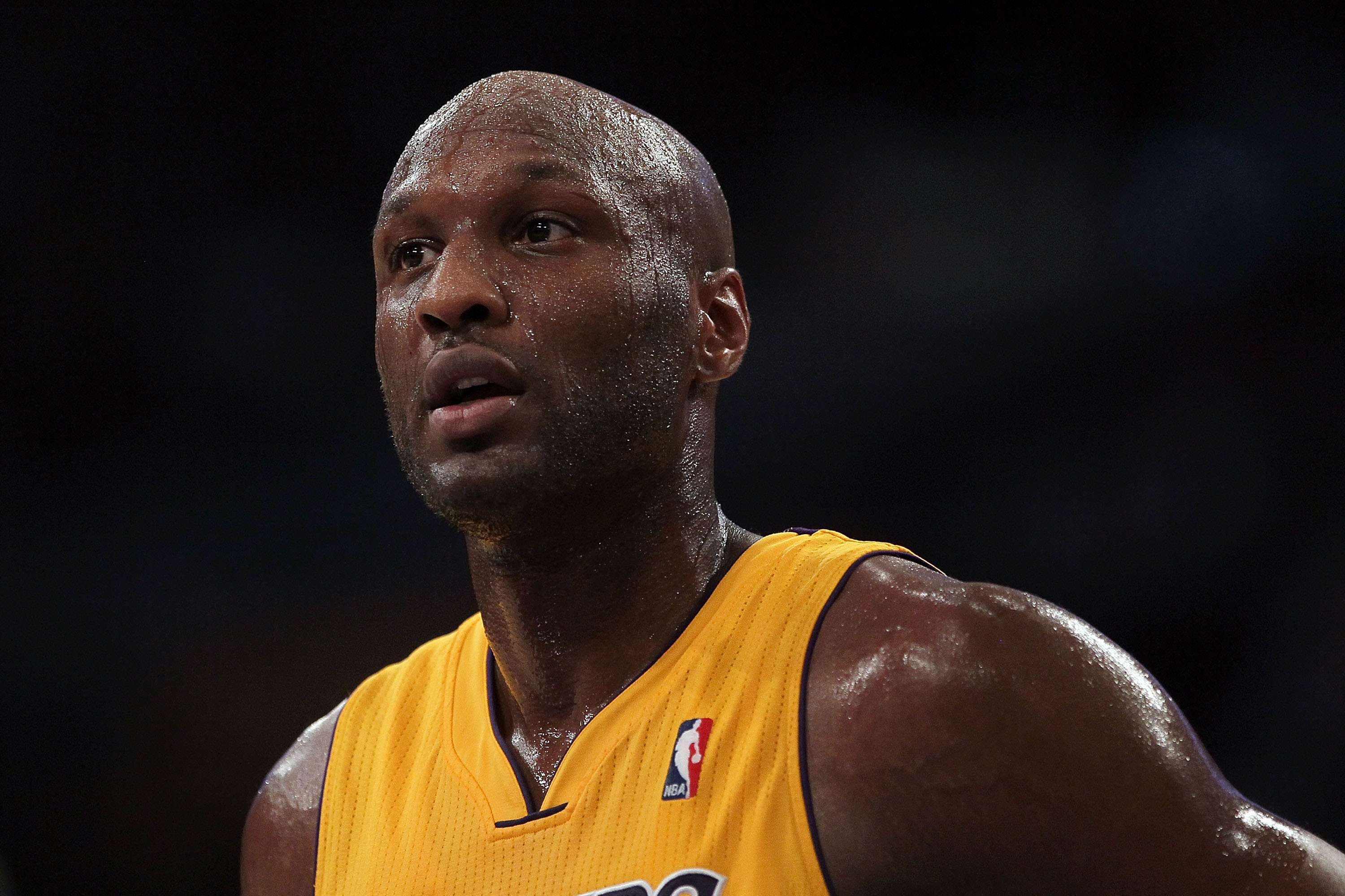 Momenti kur Lamar Odom humb ndjenjat në një klub nate (VIDEO)