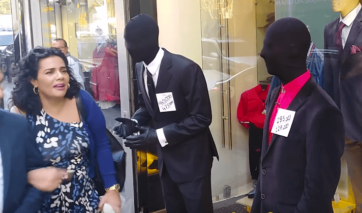 “Manekinët” frikësojnë për vdekje kalimtarët (VIDEO)