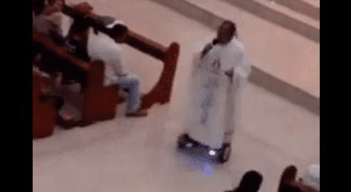 Shihni se çfarë bën prifti në një kishë të Anglisë! (VIDEO)
