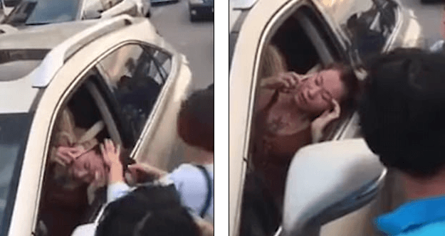 E zë në makinën e bashkëshortit, e tërheq për flokësh në mes të trafikut (VIDEO)